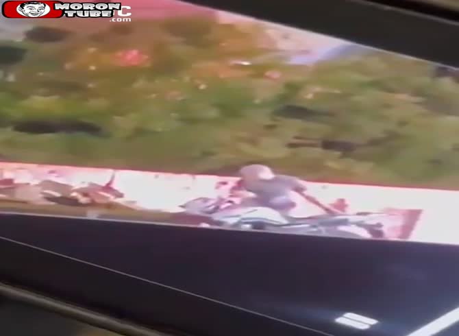 Video :During a traffic check in Brazil, a police officer throws a delivery driver off a bridge